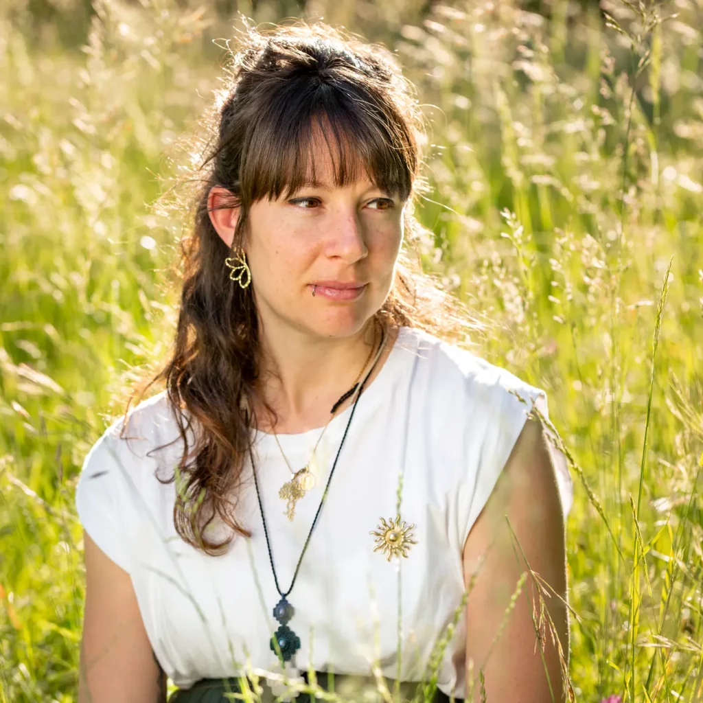 Portrait de Camille Petit, naturopathe à Gières, au milieu des herbes hautes