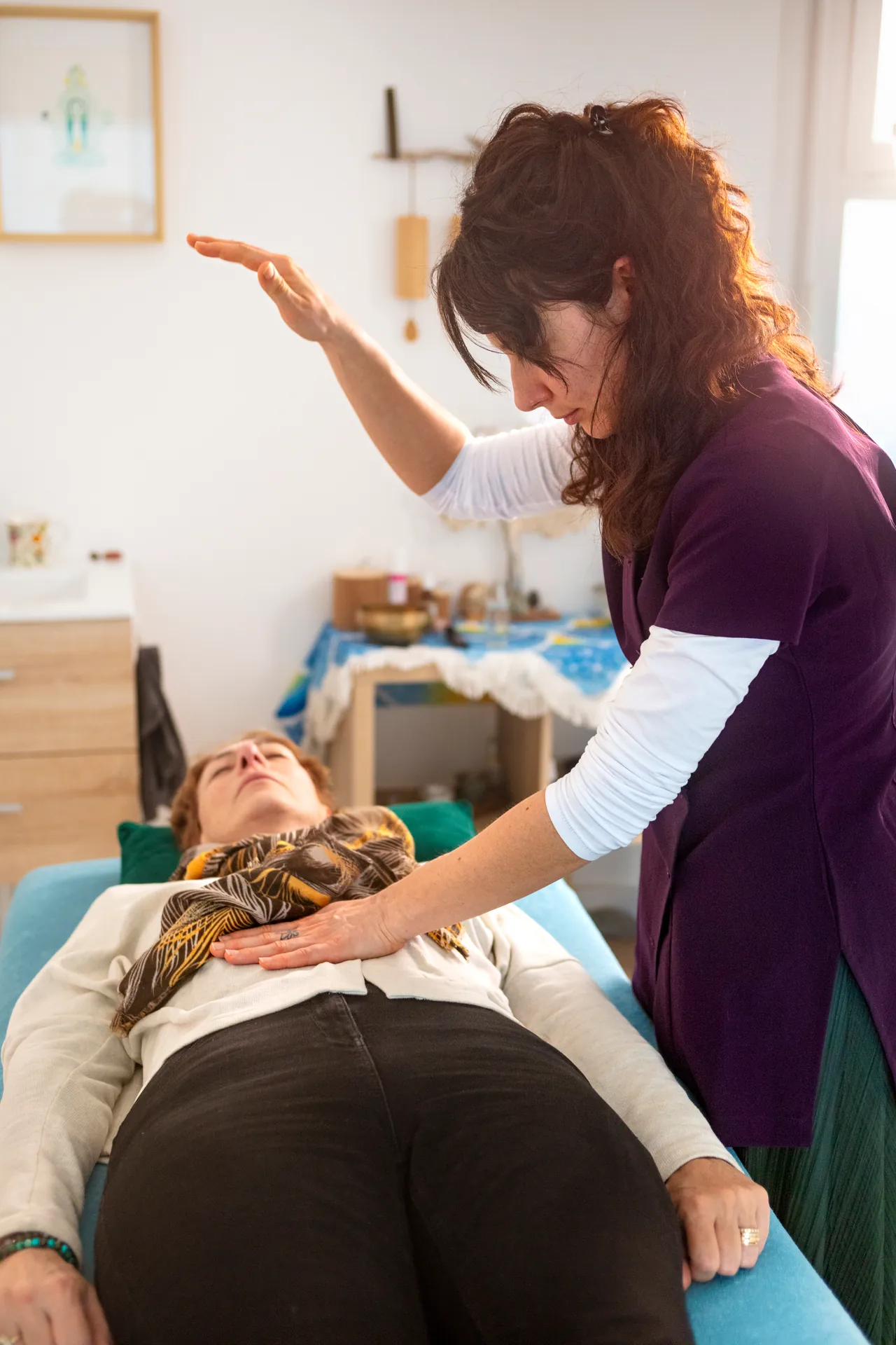 Magnétisme, main levée au-dessus du corps d'une personne allongée