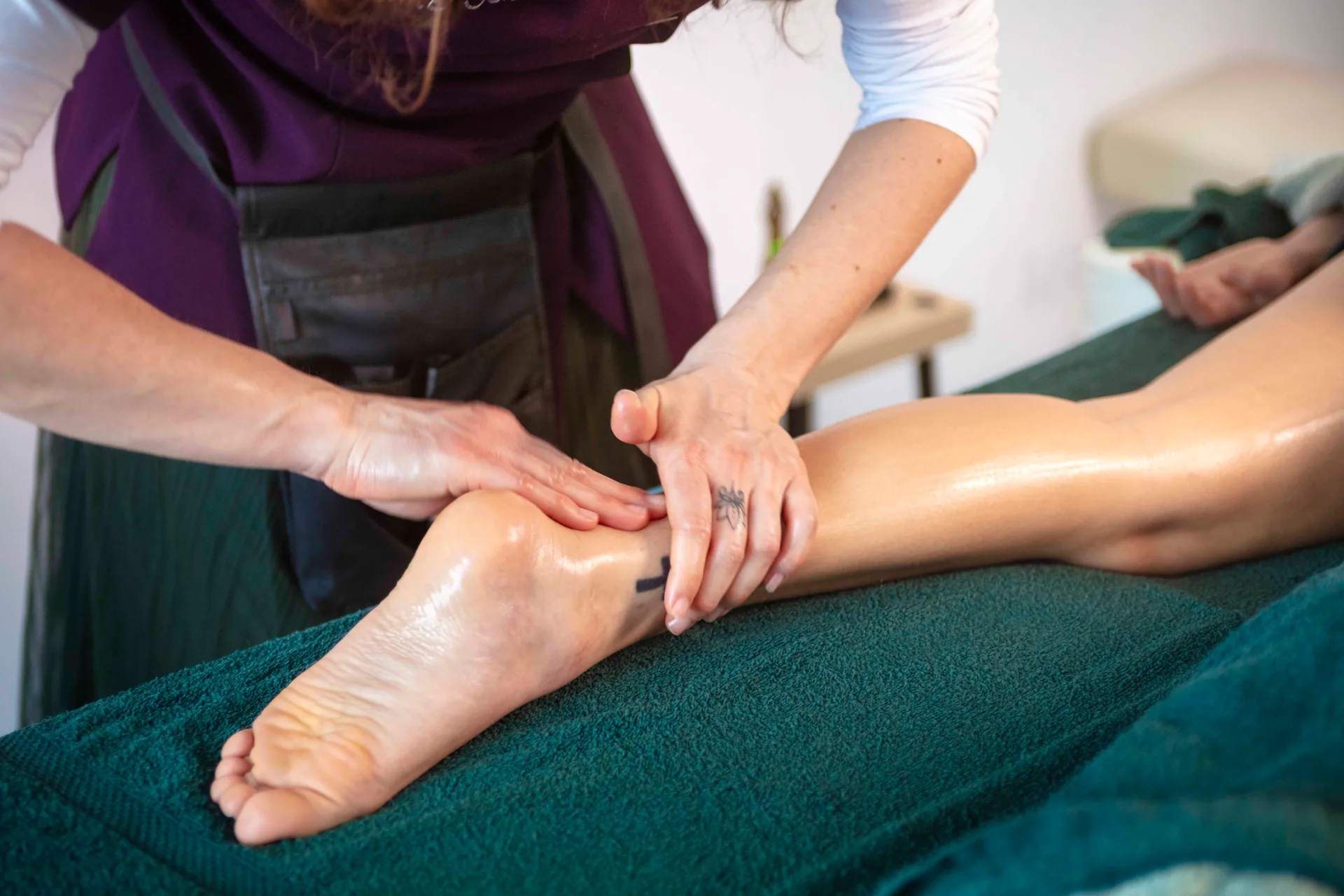 Massage du pied à l'huile lors d'une séance de massage biodynamique
