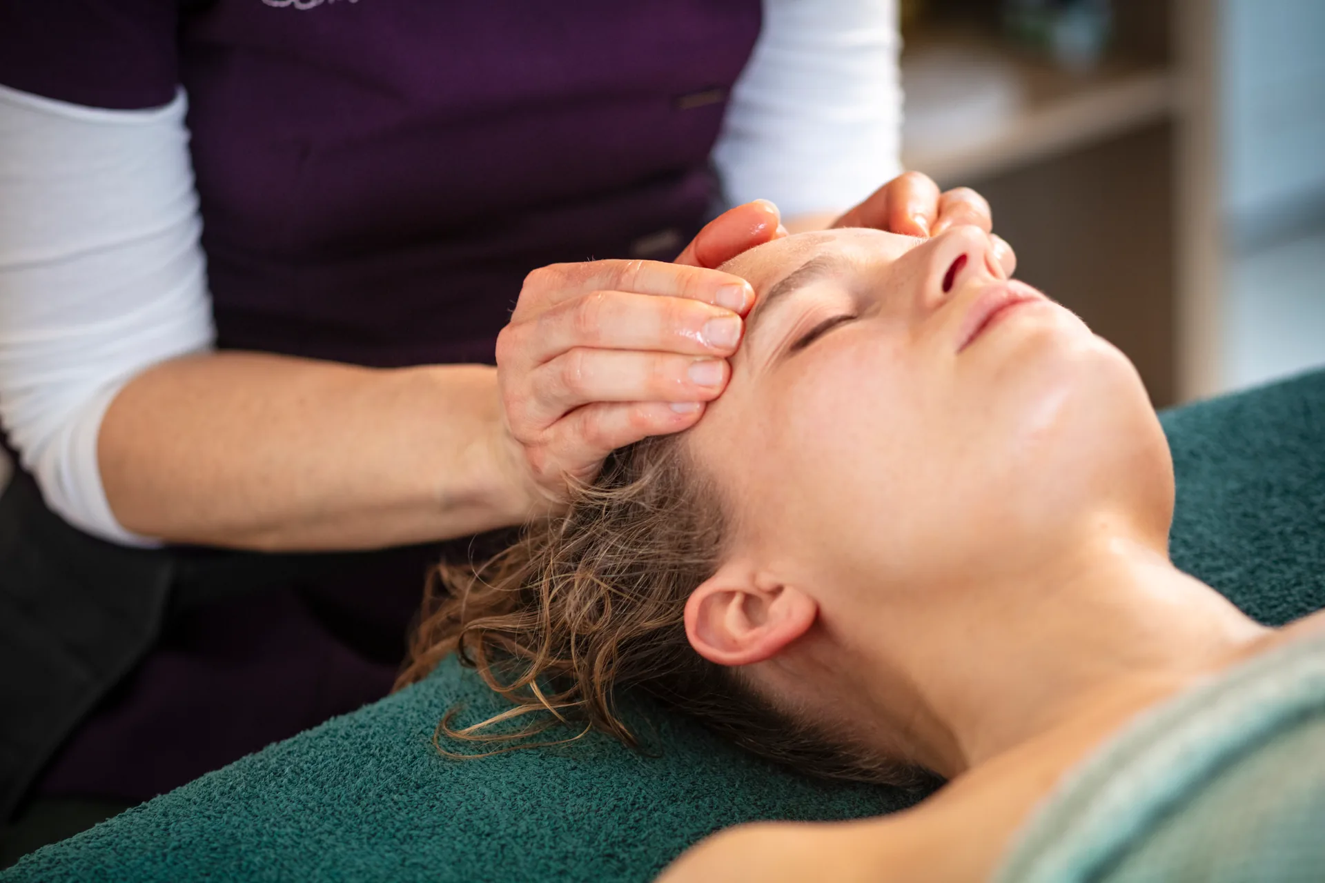 Massage du visage et du front lors d'une séance de détente