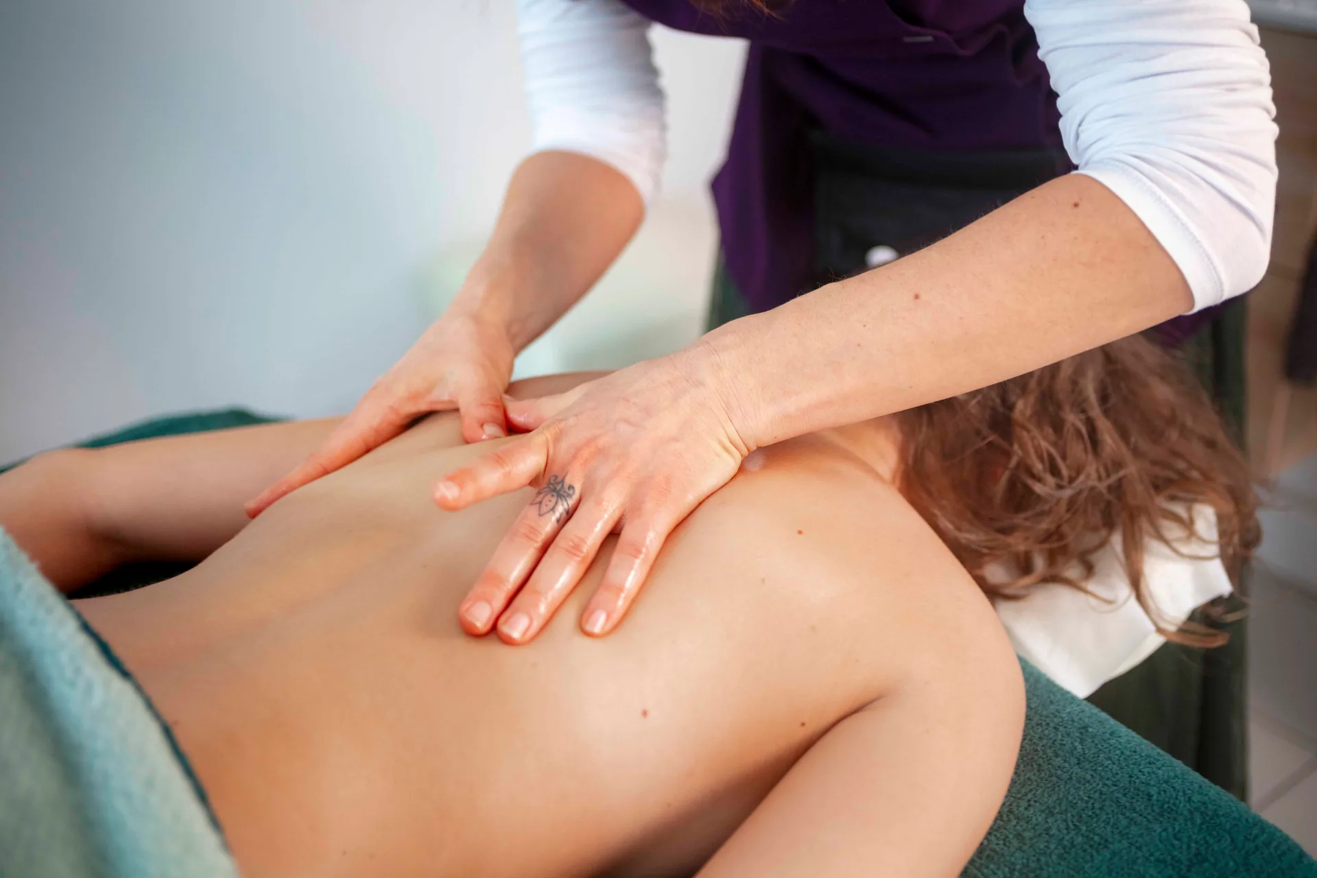 Massage biodynamique du dos pratiqué par Camille Petit dans son cabinet de Gières