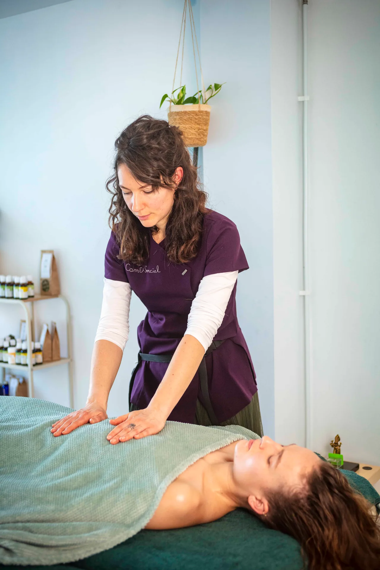 Massage biodynamique du ventre sur table, cabinet Cam&Senciel