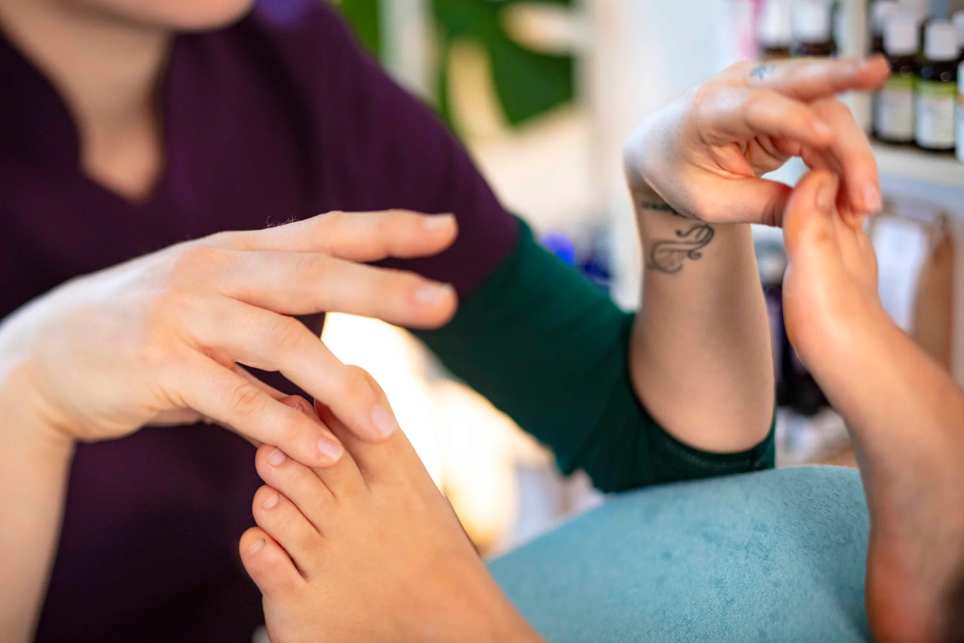 Gros plan sur un massage des orteils en réflexologie plantaire